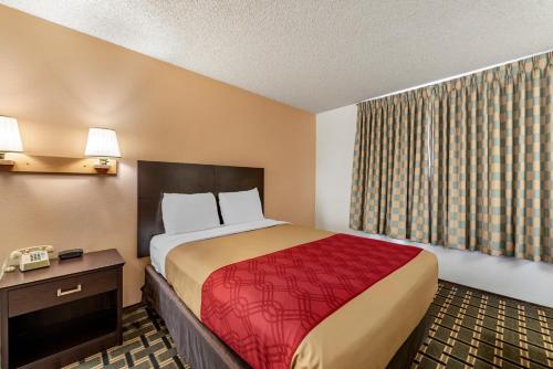 Postel nebo postele na pokoji v ubytování Econo Lodge La Junta