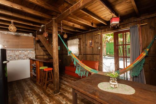 a room with a hammock in a cabin at Recanto do Sossego in Garopaba