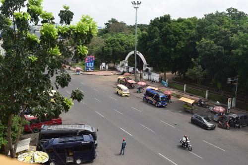 een uitzicht op een straat met auto's en vrachtwagens bij TABHotel Capsule Bandung in Bandung