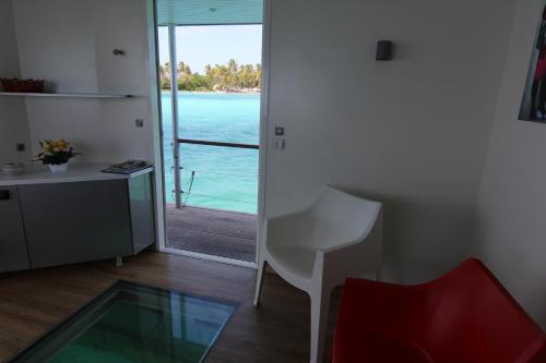 een woonkamer met uitzicht op het water bij Aqualodge Guadeloupe in Saint-François