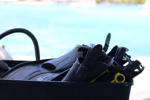 a black basket filled with lots of tools at Aqualodge Guadeloupe in Saint-François