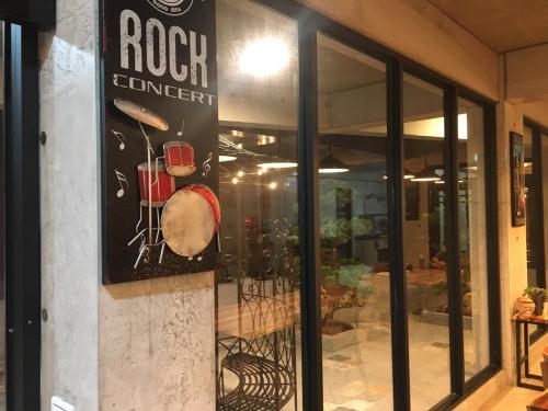 LOL B&Bに飾ってある許可証、賞状、看板またはその他の書類