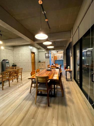 馬公市的住宿－朗朗山水民宿，用餐室配有大型木桌和椅子