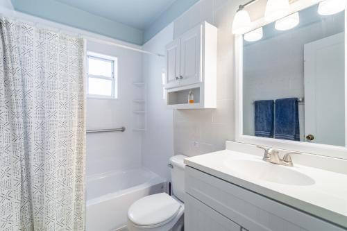 une salle de bain blanche avec un lavabo et des toilettes dans l'établissement Cute One Bedroom at The Coral Resort apts, à Clearwater Beach