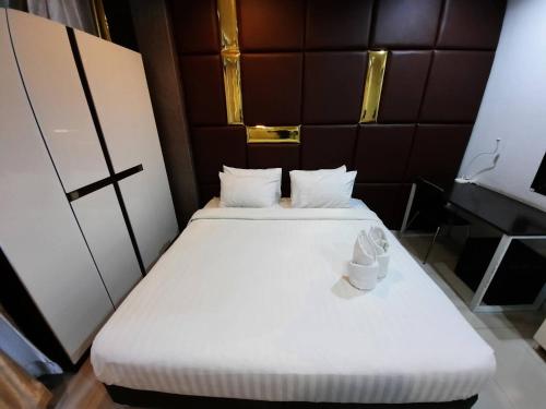 a bedroom with two beds with white sheets at Debua Mahasarakham in Maha Sarakham