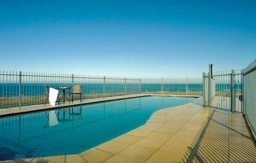 Kolam renang di atau dekat dengan Whitecrest Eco Apartments Great Ocean Road