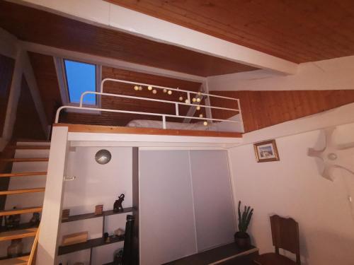 LES JARDINS في Chantraine: غرفة مع سرير بطابقين على السقف