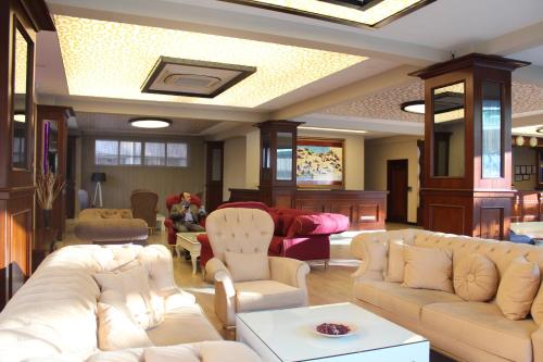 伊斯坦堡的住宿－Gumus Palace Gungoren，客厅配有白色的沙发和椅子