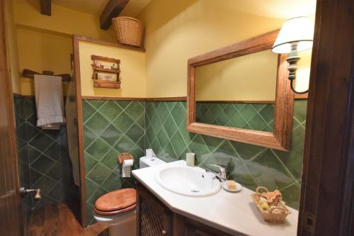 A bathroom at Casa en Bolvir, jardin y piscina