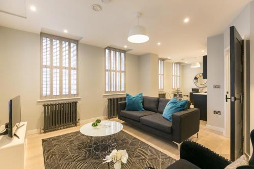 a living room with a couch and a table at Urban Chic - Wellington in London