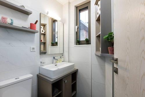 基薩莫斯的住宿－Villa Chryssi，白色的浴室设有水槽和镜子