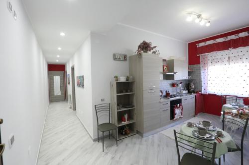 kuchnia i jadalnia ze stołem i krzesłami w obiekcie B&B ANGELO w mieście Caltanissetta