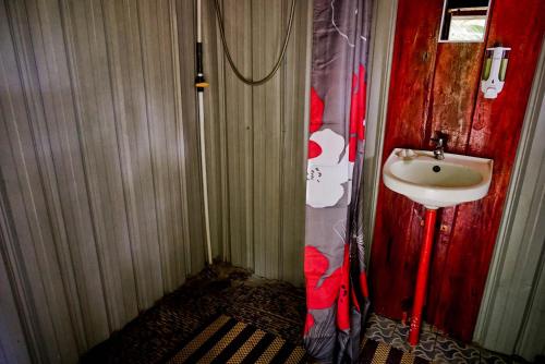 Ett badrum på Sten Lodge eco Homestay