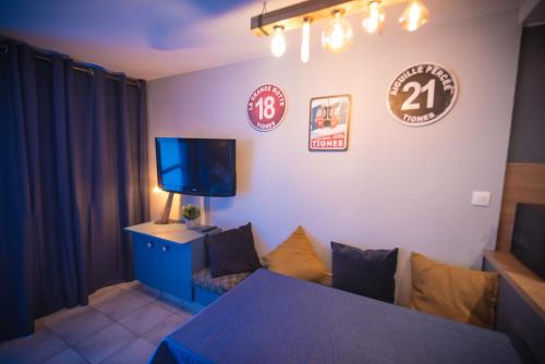 a living room with a couch and a tv at Vue Lac - Appartement 4 personnes - Tignes le Lac - 803 - Le Palafour in Tignes