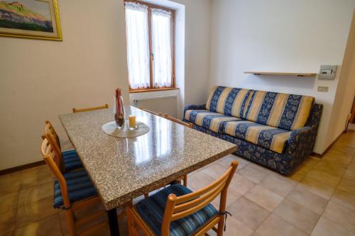 a living room with a table and a couch at Casa Rosani in Commezzadura