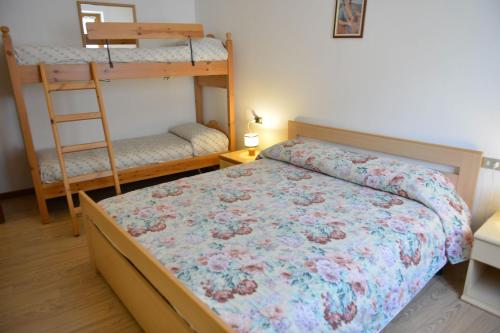 コンメッツァドゥーラにあるCasa Rosaniのベッドルーム1室(ベッド1台、二段ベッド1組、はしご付)