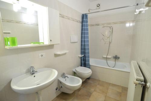 a bathroom with a sink and a toilet and a shower at Casa Rosani in Commezzadura