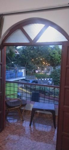 Балкон или терраса в Alexmarie Guest house 5 min to candolim Beach