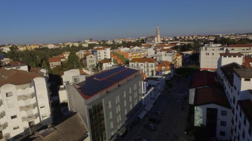 una vista aérea de una ciudad con edificios en Hotel 4 Estações, en Fátima