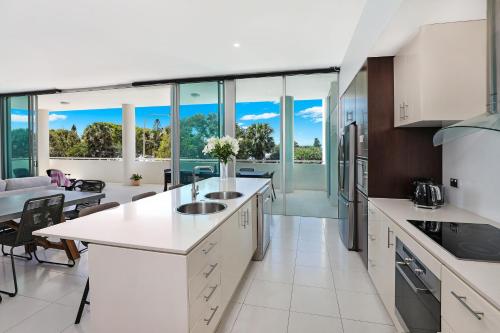 Η κουζίνα ή μικρή κουζίνα στο Element on Coolum Beachfront Sunshine Coast
