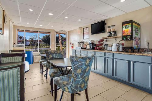a kitchen with a table and chairs and a counter at Econo Lodge Coliseum in Charleston