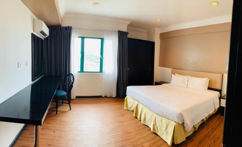 Postel nebo postele na pokoji v ubytování Likas Square - KK Spacious Homestay