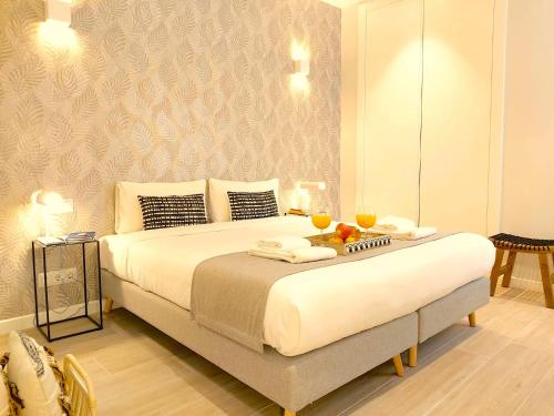 Un pat sau paturi într-o cameră la Apartamento Nuevo y Reformado al lado de la Gran Vía Madrileña
