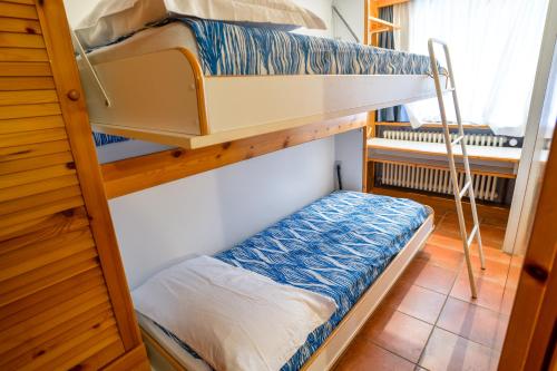 Двухъярусная кровать или двухъярусные кровати в номере Residence Artuik Appartamenti Solandra