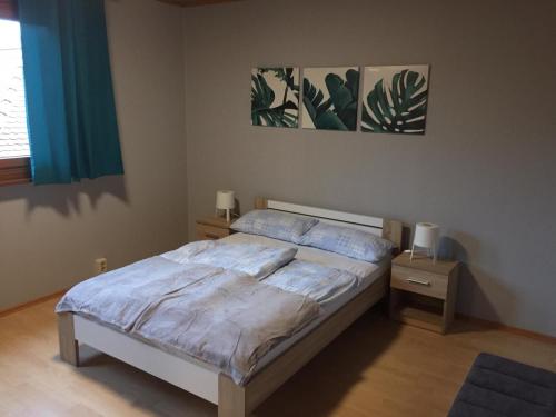 ein Schlafzimmer mit einem Bett mit zwei Nachttischen und zwei Lampen in der Unterkunft Haus Bergblick in Luftkurort Lückendorf