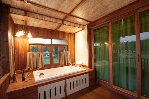 Phòng tắm tại Sang Poy Cottage