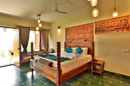 Tempat tidur dalam kamar di Heritage Resort Coorg