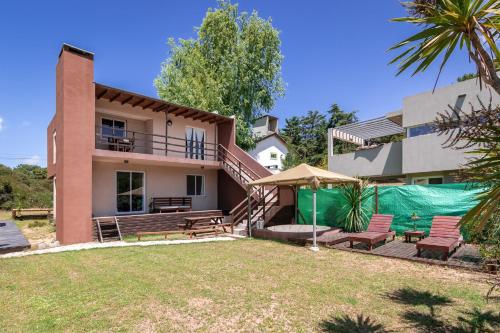 Casa con patio con 2 sillas y sombrilla en PASOS DEL MAR a 300 mts de la playa en Balneario Mar Azul