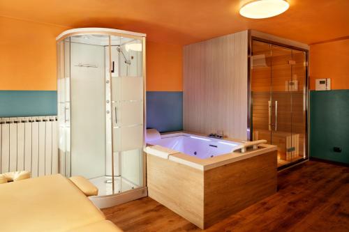 a large bathroom with a tub and a shower at 'L Piasi in Cortanze