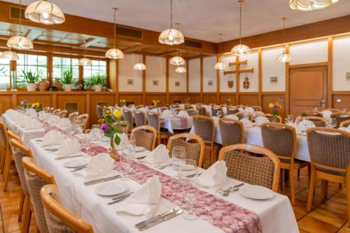 A restaurant or other place to eat at Gasthaus-Pension Zum Kreuz