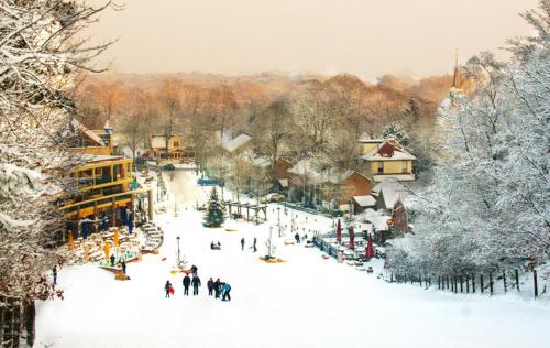 a group of people standing in the snow at Duinberk B&B hotel en Brasserie in Schoorl