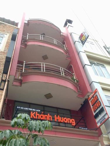 a large building with a katz hugging sign on it at Hostel Khanh Hương 2 in Da Lat