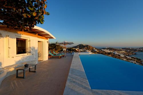 Bazén v ubytovaní Luxury Suites Poseidon alebo v jeho blízkosti