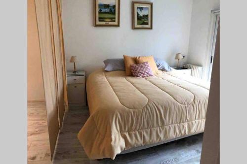 Departamento en el complejo Las Mercedesにあるベッド