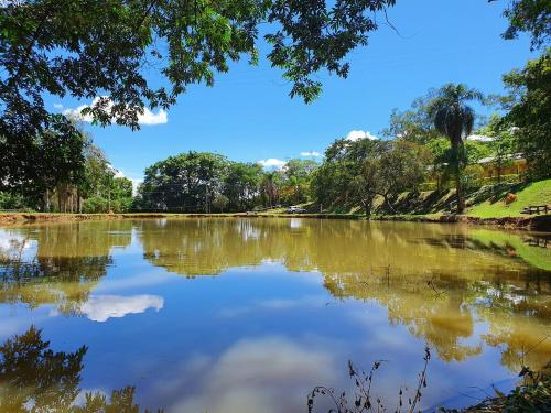 vistas a un río con árboles en el fondo en Pousada Vale do Ouro Verde, en Serra Negra