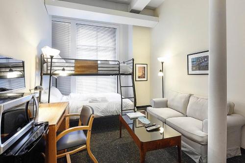 ein Wohnzimmer mit einem Sofa und einem Bett in der Unterkunft Studio Ready 4 Students & Traveling Professionals! 310 in Boston