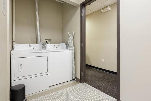 A bathroom at Studio Ready 4 Students & Traveling Professionals! 310