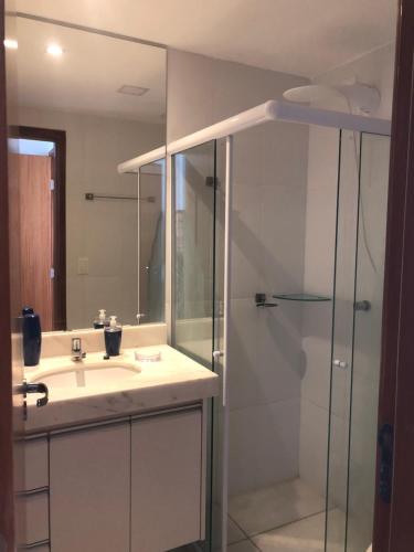 un bagno con lavandino e doccia di Guarajuba Porto Smeralda - Terreo, nascente e ventilado a Guarajuba