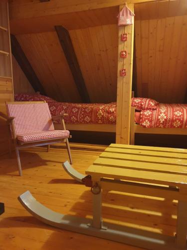 ZalesinaにあるFoRest Chaletのベンチ、椅子、ベッドが備わる客室です。