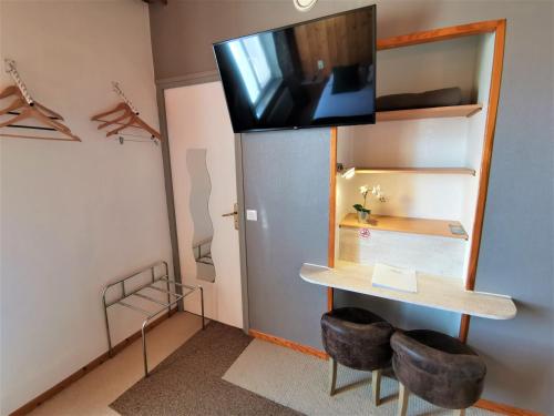 TV a/nebo společenská místnost v ubytování Hotel Les Montagnards