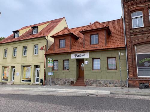 un bâtiment situé sur le côté d'une rue dans l'établissement Pension32, à Burg bei Magdeburg