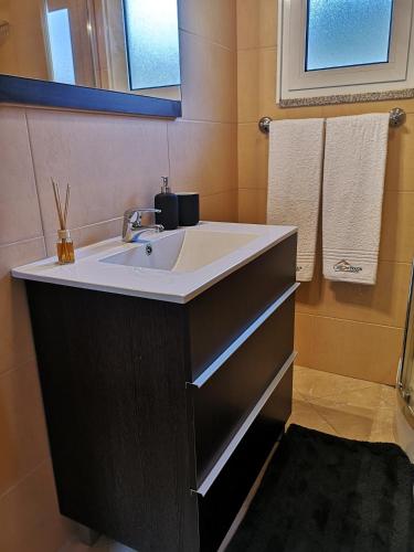 a bathroom with a sink and a mirror at Casa de Bouças in São Pedro