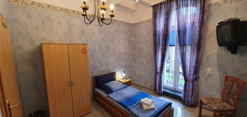 a small bedroom with a bed and a window at Ferienwohnung Wille in Lünen