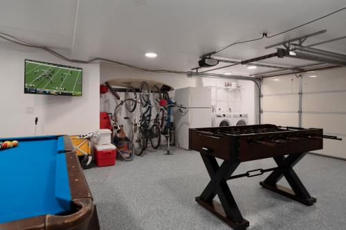 Herní místnost v ubytování Ocean view AC heated Pool jacuzzi Tennis bikesPool table foosball bikes