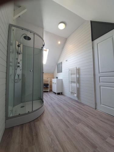 Una habitación vacía con una ducha de cristal en un edificio. en Le grand gîte de Commonwealth, en Hébuterne