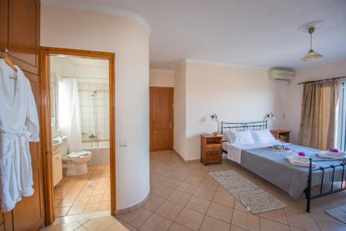 Ένα ή περισσότερα κρεβάτια σε δωμάτιο στο Villa Lenio Perithia Loutses